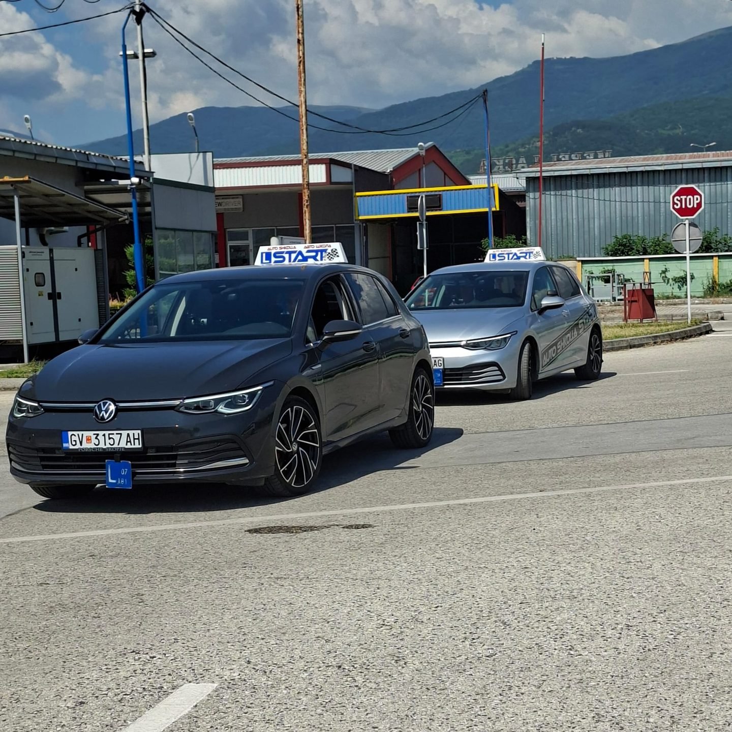 Automjetet e Auto Shkollës START — Volkswagen Golf me tabela L në Gostivar