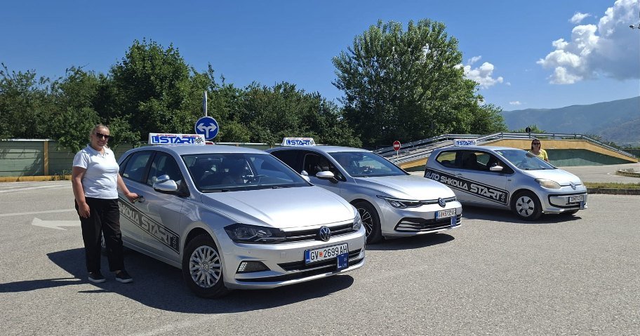 Flota e automjeteve dhe instruktori i Auto Shkollës START në Gostivar